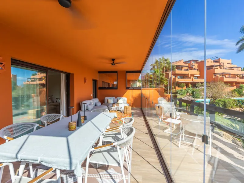 GROUND-FLOOR APARTMENT WITH LARGE TERRACE AND TOURIST LICENSE NEAR THE SEA. Privileged location in a charming Mediterranean-style complex, just 200 m from the beach and only a 5-minute drive from Estepona and the vibrant Duquesa Marina, where you'll find 