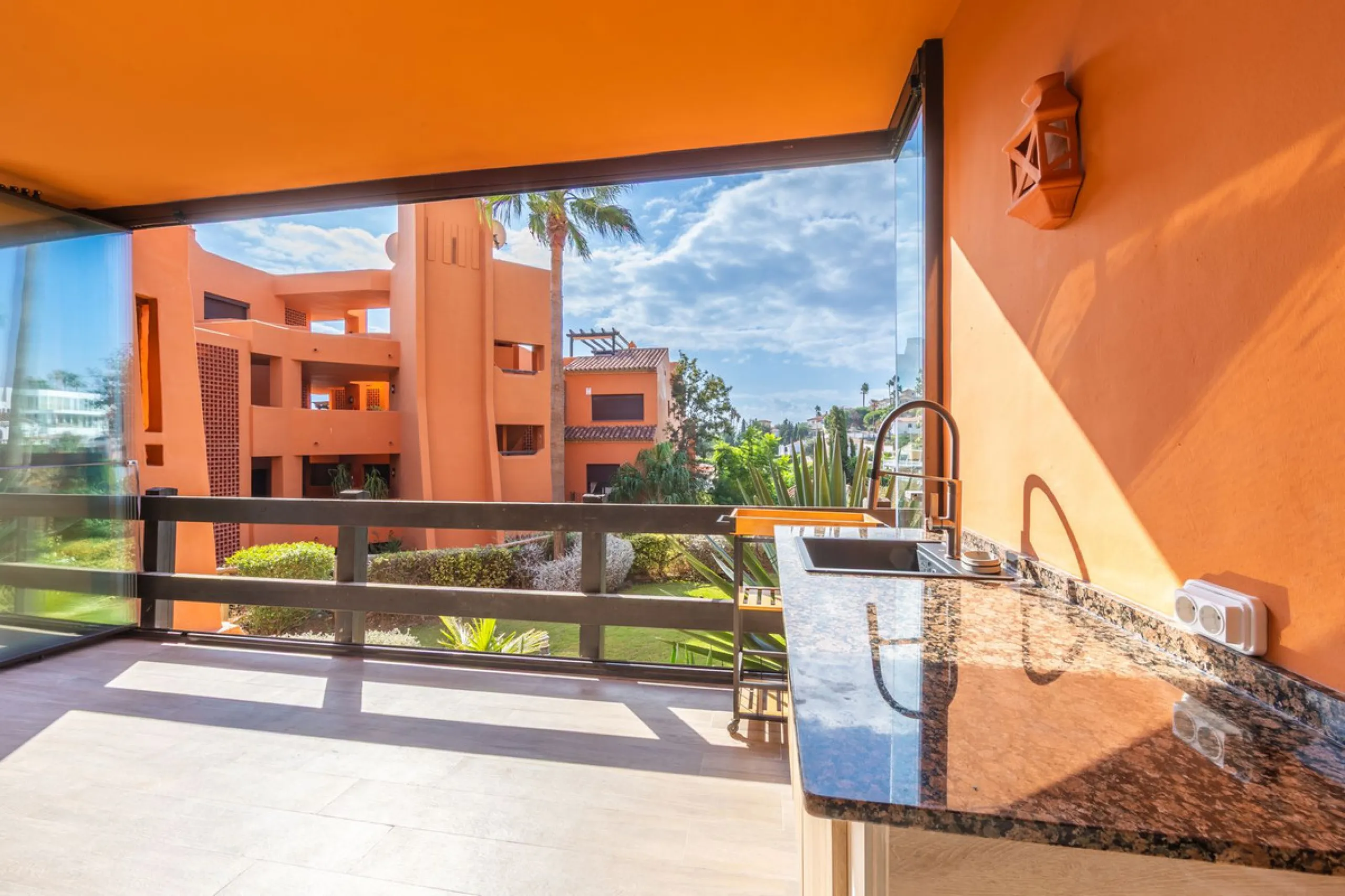 GROUND-FLOOR APARTMENT WITH LARGE TERRACE AND TOURIST LICENSE NEAR THE SEA. Privileged location in a charming Mediterranean-style complex, just 200 m from the beach and only a 5-minute drive from Estepona and the vibrant Duquesa Marina, where you'll find 