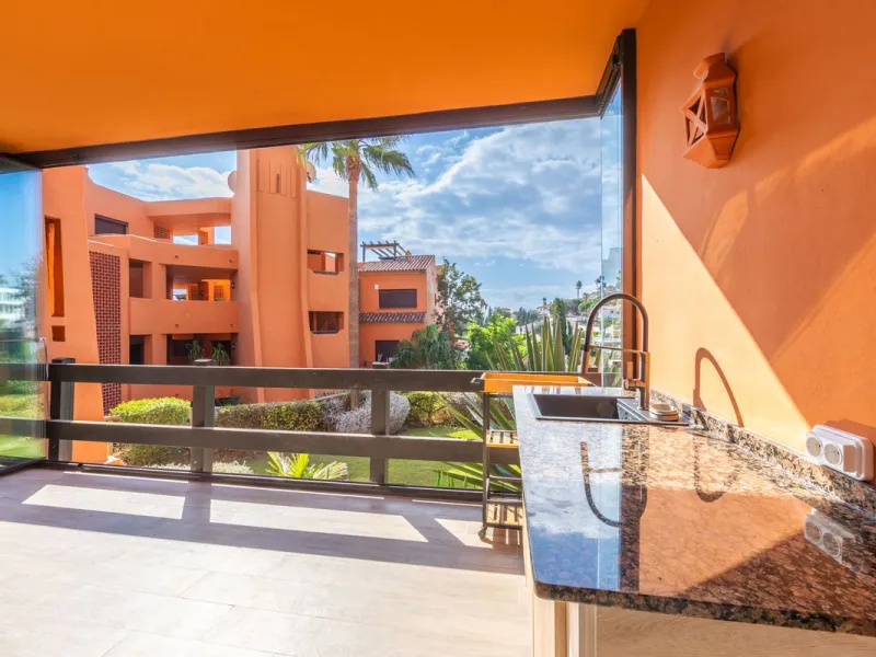GROUND-FLOOR APARTMENT WITH LARGE TERRACE AND TOURIST LICENSE NEAR THE SEA. Privileged location in a charming Mediterranean-style complex, just 200 m from the beach and only a 5-minute drive from Estepona and the vibrant Duquesa Marina, where you'll find 