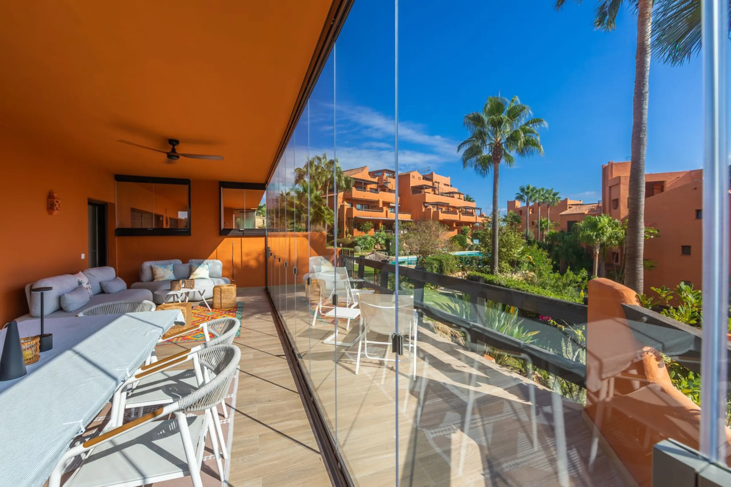 GROUND-FLOOR APARTMENT WITH LARGE TERRACE AND TOURIST LICENSE NEAR THE SEA. Privileged location in a charming Mediterranean-style complex, just 200 m from the beach and only a 5-minute drive from Estepona and the vibrant Duquesa Marina, where you'll find 
