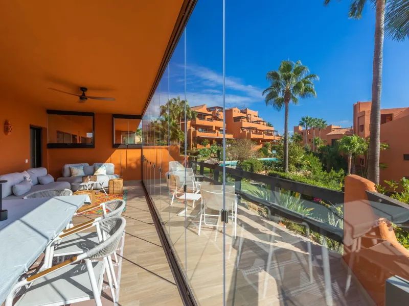 GROUND-FLOOR APARTMENT WITH LARGE TERRACE AND TOURIST LICENSE NEAR THE SEA. Privileged location in a charming Mediterranean-style complex, just 200 m from the beach and only a 5-minute drive from Estepona and the vibrant Duquesa Marina, where you'll find 
