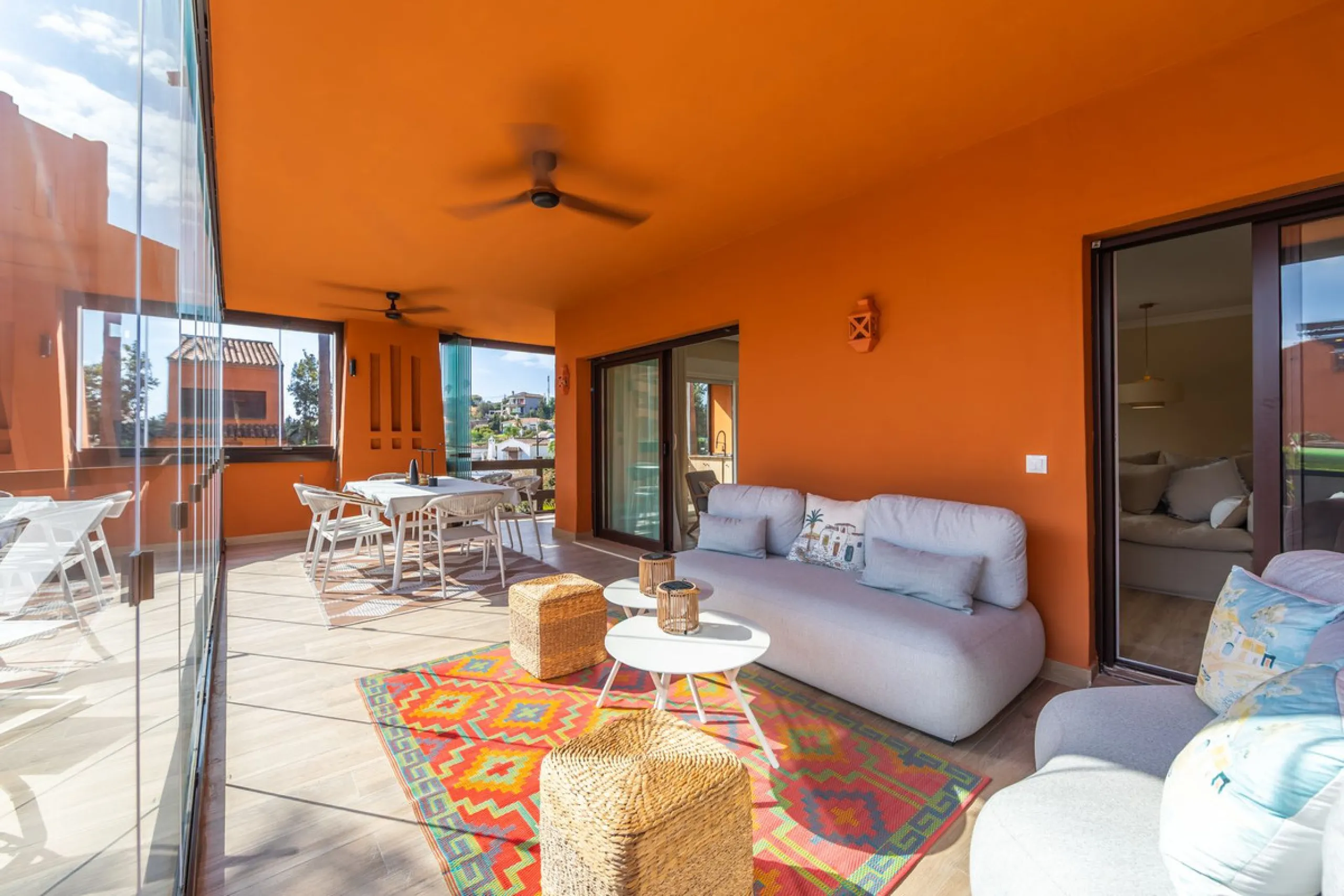 GROUND-FLOOR APARTMENT WITH LARGE TERRACE AND TOURIST LICENSE NEAR THE SEA. Privileged location in a charming Mediterranean-style complex, just 200 m from the beach and only a 5-minute drive from Estepona and the vibrant Duquesa Marina, where you'll find 