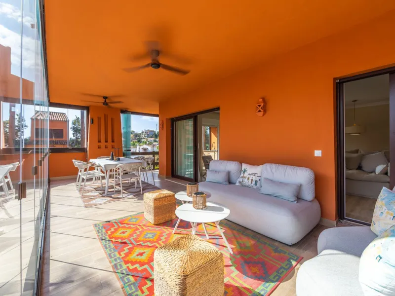GROUND-FLOOR APARTMENT WITH LARGE TERRACE AND TOURIST LICENSE NEAR THE SEA. Privileged location in a charming Mediterranean-style complex, just 200 m from the beach and only a 5-minute drive from Estepona and the vibrant Duquesa Marina, where you'll find 