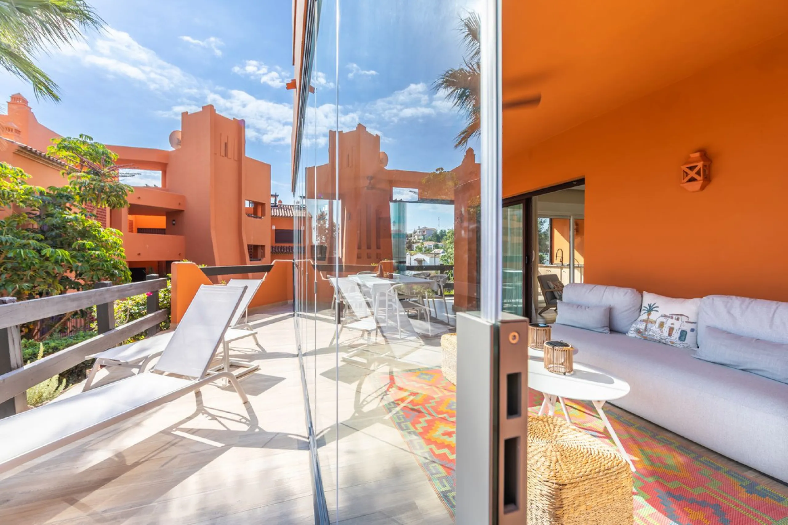 GROUND-FLOOR APARTMENT WITH LARGE TERRACE AND TOURIST LICENSE NEAR THE SEA. Privileged location in a charming Mediterranean-style complex, just 200 m from the beach and only a 5-minute drive from Estepona and the vibrant Duquesa Marina, where you'll find 