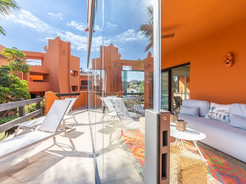 GROUND-FLOOR APARTMENT WITH LARGE TERRACE AND TOURIST LICENSE NEAR THE SEA. Privileged location in a charming Mediterranean-style complex, just 200 m from the beach and only a 5-minute drive from Estepona and the vibrant Duquesa Marina, where you'll find 