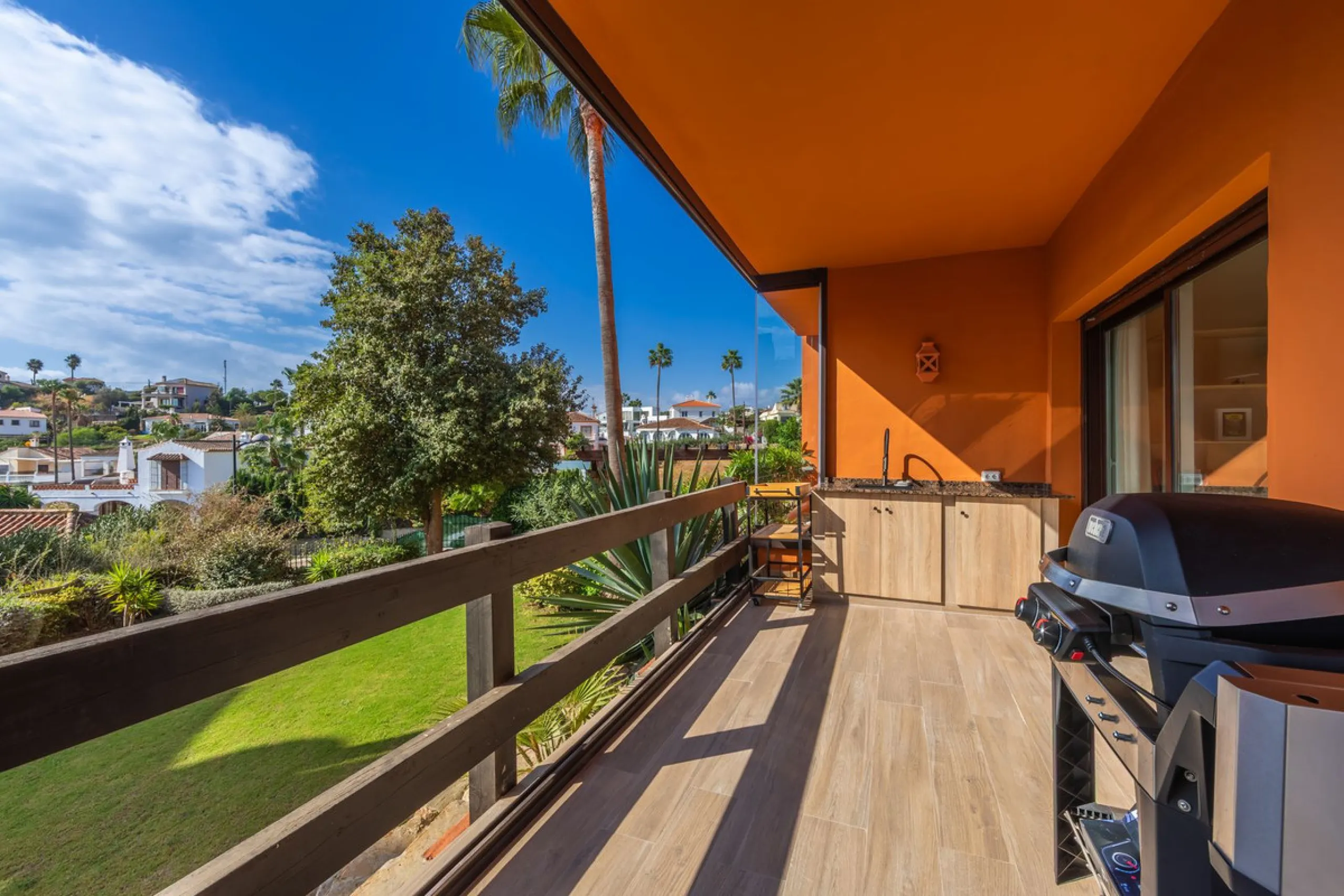 GROUND-FLOOR APARTMENT WITH LARGE TERRACE AND TOURIST LICENSE NEAR THE SEA. Privileged location in a charming Mediterranean-style complex, just 200 m from the beach and only a 5-minute drive from Estepona and the vibrant Duquesa Marina, where you'll find 