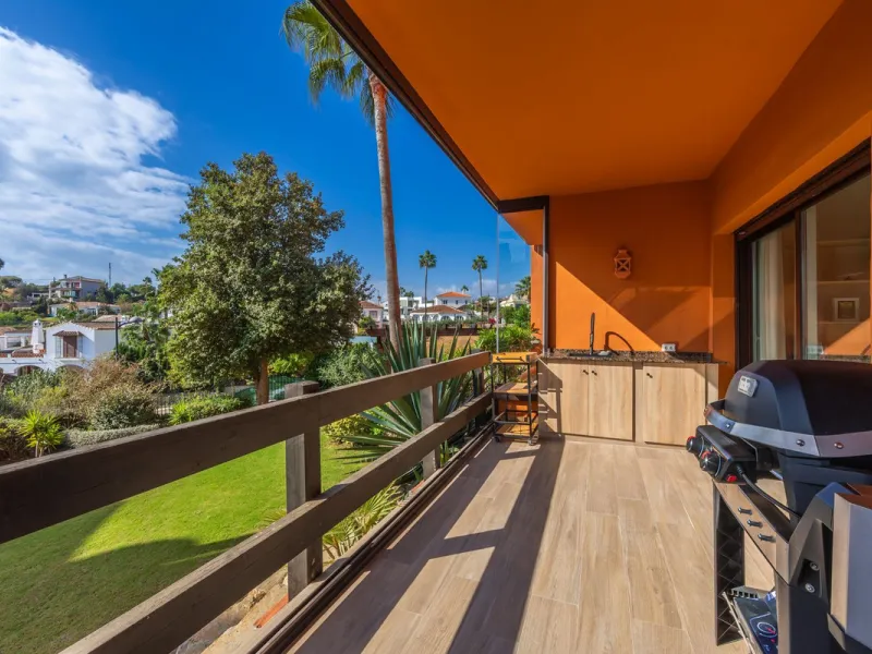GROUND-FLOOR APARTMENT WITH LARGE TERRACE AND TOURIST LICENSE NEAR THE SEA. Privileged location in a charming Mediterranean-style complex, just 200 m from the beach and only a 5-minute drive from Estepona and the vibrant Duquesa Marina, where you'll find 