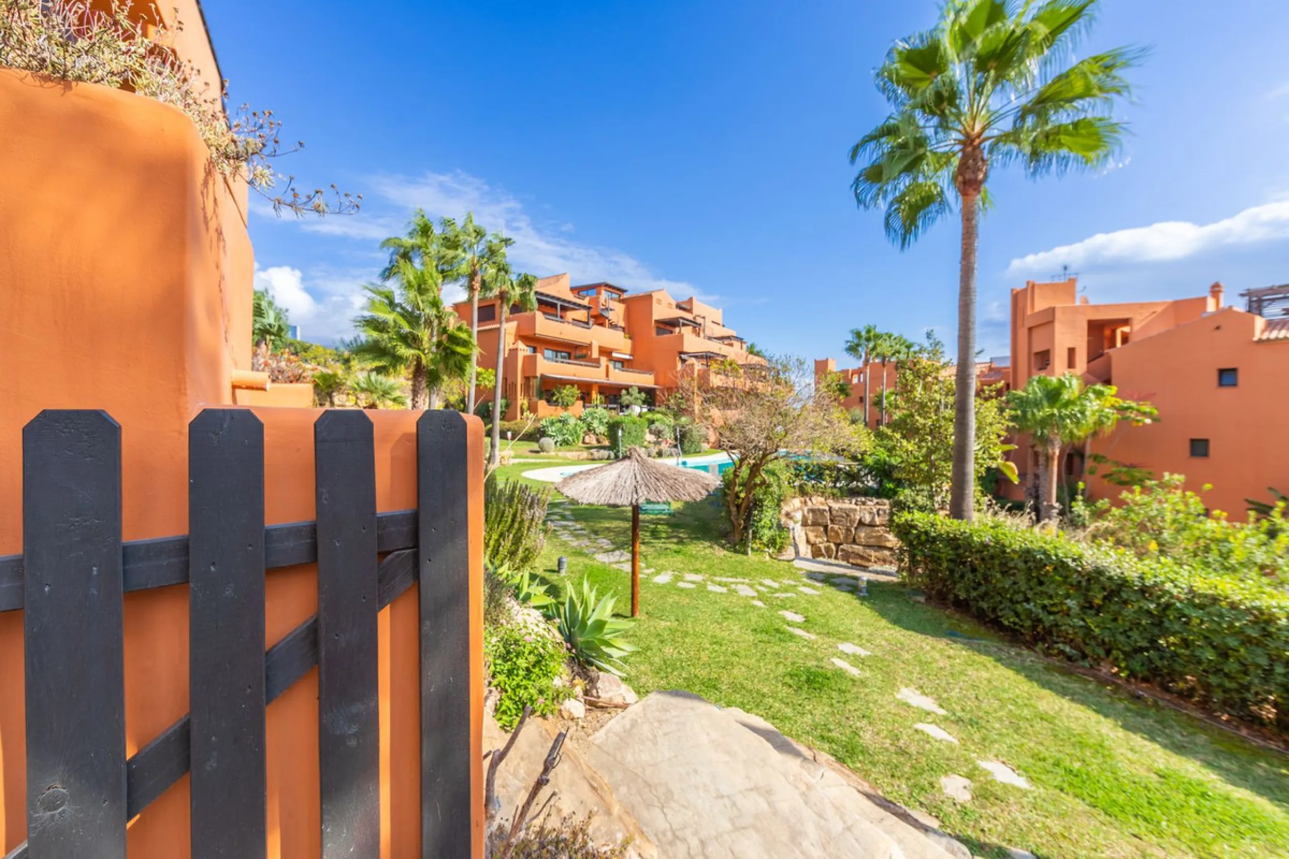 GROUND-FLOOR APARTMENT WITH LARGE TERRACE AND TOURIST LICENSE NEAR THE SEA. Privileged location in a charming Mediterranean-style complex, just 200 m from the beach and only a 5-minute drive from Estepona and the vibrant Duquesa Marina, where you'll find 