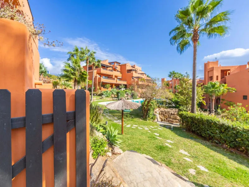 GROUND-FLOOR APARTMENT WITH LARGE TERRACE AND TOURIST LICENSE NEAR THE SEA. Privileged location in a charming Mediterranean-style complex, just 200 m from the beach and only a 5-minute drive from Estepona and the vibrant Duquesa Marina, where you'll find 