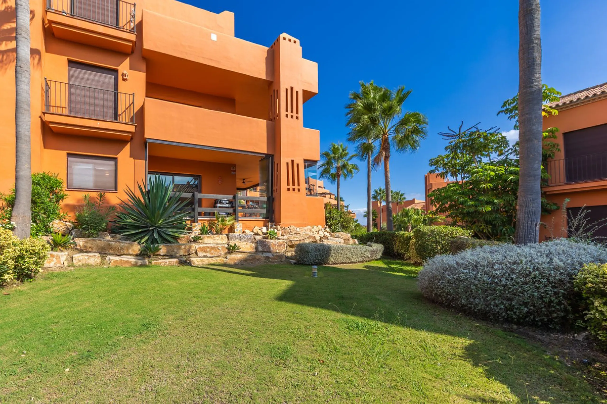 GROUND-FLOOR APARTMENT WITH LARGE TERRACE AND TOURIST LICENSE NEAR THE SEA. Privileged location in a charming Mediterranean-style complex, just 200 m from the beach and only a 5-minute drive from Estepona and the vibrant Duquesa Marina, where you'll find 