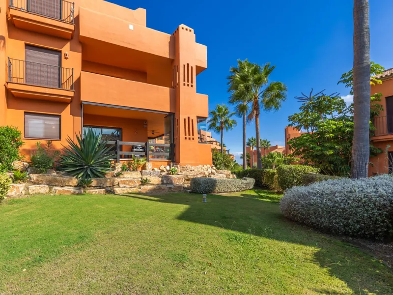 GROUND-FLOOR APARTMENT WITH LARGE TERRACE AND TOURIST LICENSE NEAR THE SEA. Privileged location in a charming Mediterranean-style complex, just 200 m from the beach and only a 5-minute drive from Estepona and the vibrant Duquesa Marina, where you'll find 