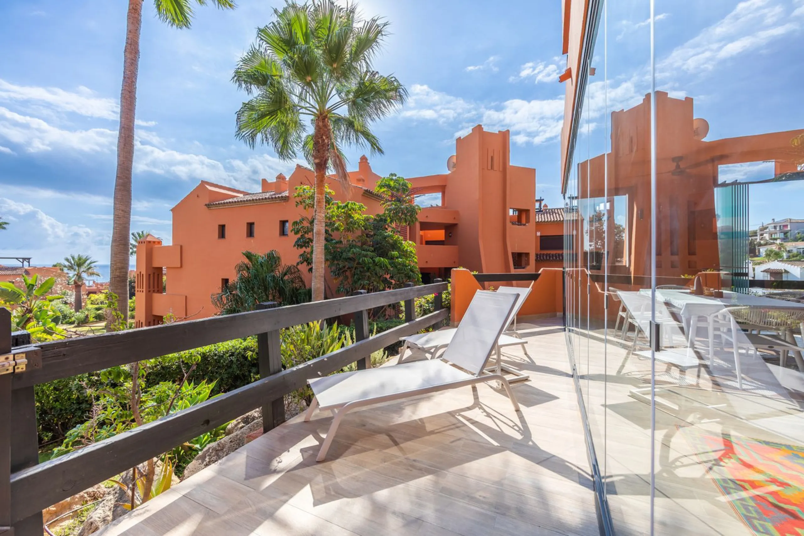 GROUND-FLOOR APARTMENT WITH LARGE TERRACE AND TOURIST LICENSE NEAR THE SEA. Privileged location in a charming Mediterranean-style complex, just 200 m from the beach and only a 5-minute drive from Estepona and the vibrant Duquesa Marina, where you'll find 