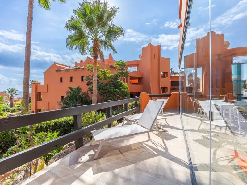 GROUND-FLOOR APARTMENT WITH LARGE TERRACE AND TOURIST LICENSE NEAR THE SEA. Privileged location in a charming Mediterranean-style complex, just 200 m from the beach and only a 5-minute drive from Estepona and the vibrant Duquesa Marina, where you'll find 
