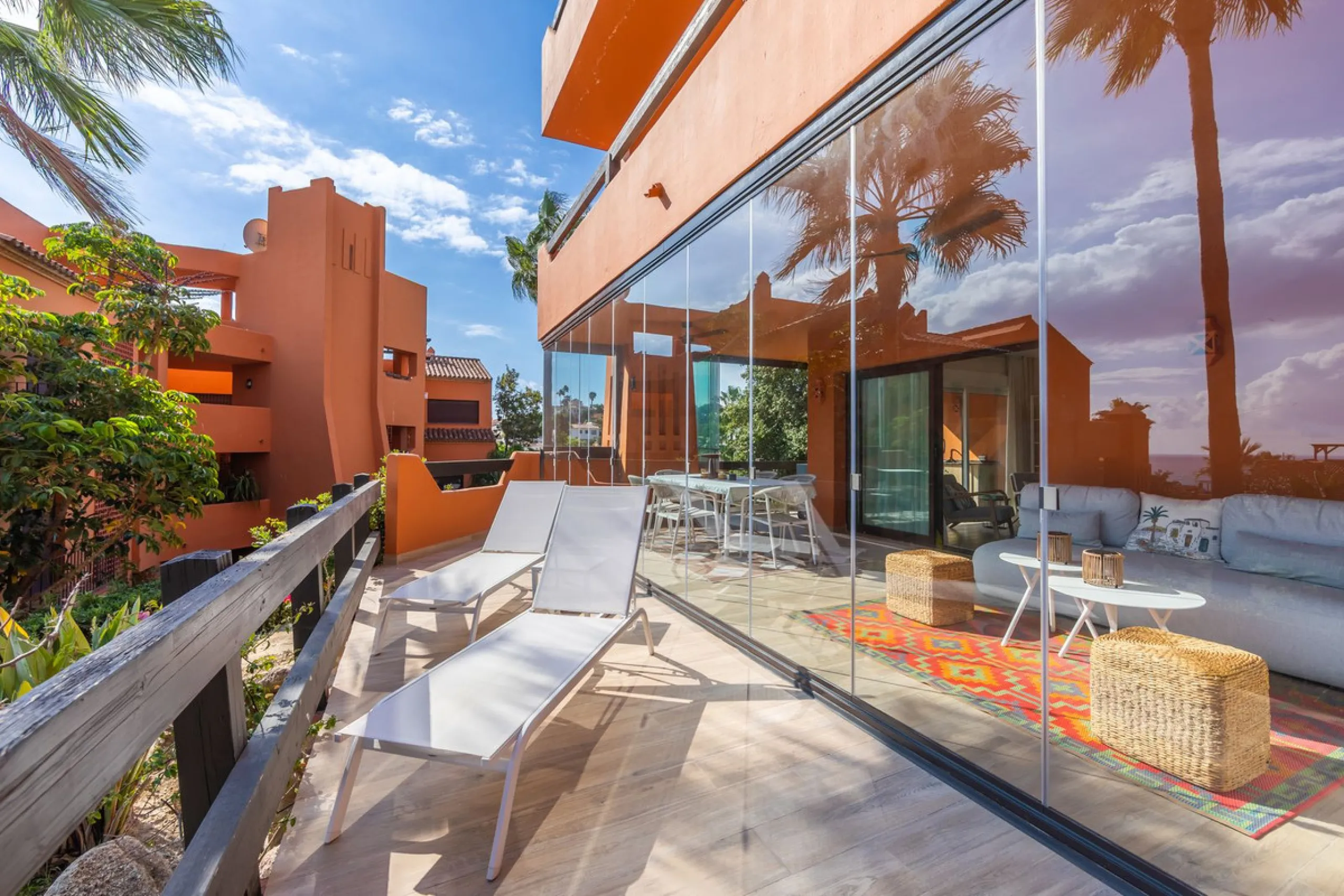 GROUND-FLOOR APARTMENT WITH LARGE TERRACE AND TOURIST LICENSE NEAR THE SEA. Privileged location in a charming Mediterranean-style complex, just 200 m from the beach and only a 5-minute drive from Estepona and the vibrant Duquesa Marina, where you'll find 