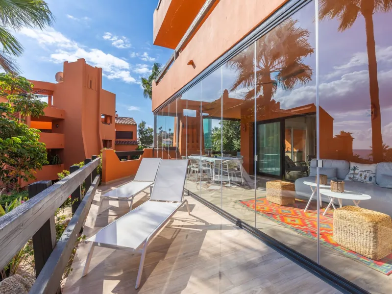 GROUND-FLOOR APARTMENT WITH LARGE TERRACE AND TOURIST LICENSE NEAR THE SEA. Privileged location in a charming Mediterranean-style complex, just 200 m from the beach and only a 5-minute drive from Estepona and the vibrant Duquesa Marina, where you'll find 