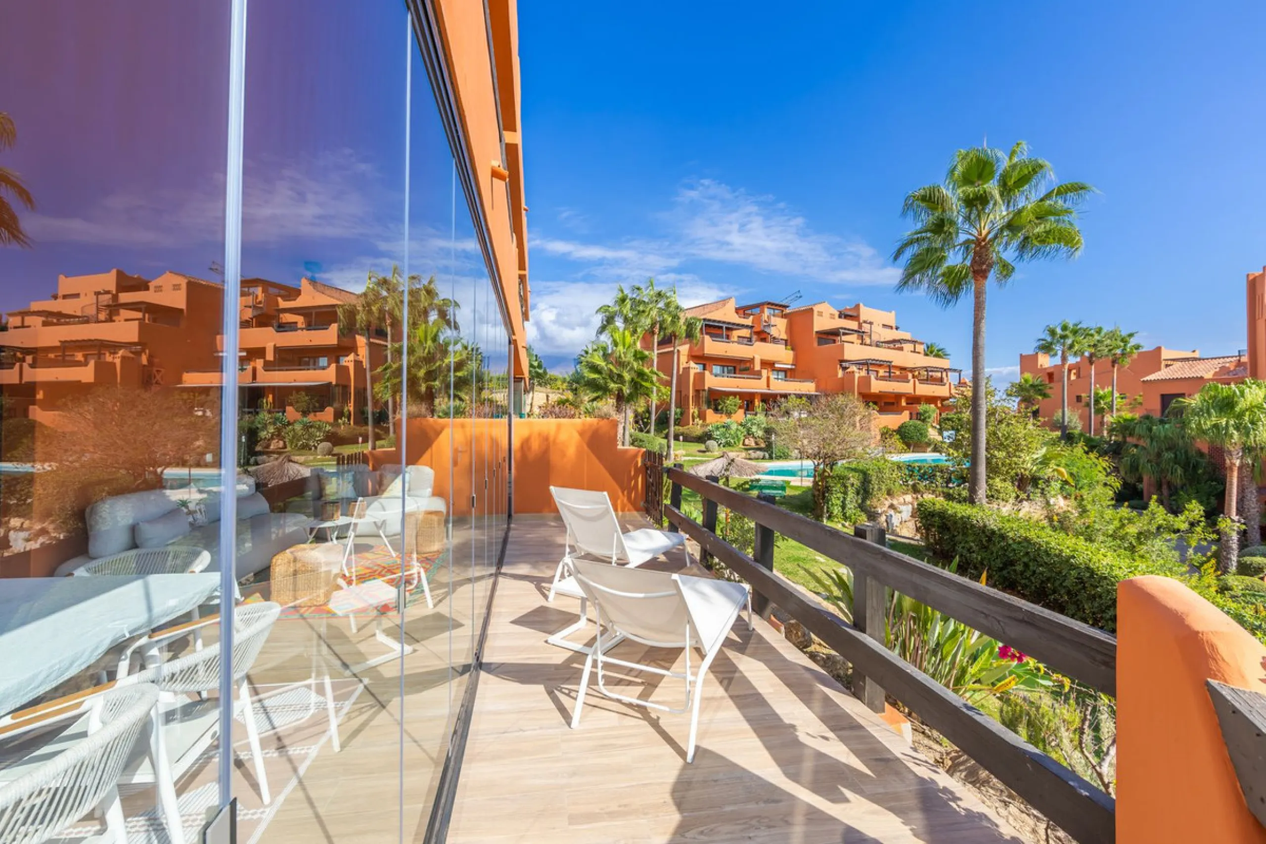 GROUND-FLOOR APARTMENT WITH LARGE TERRACE AND TOURIST LICENSE NEAR THE SEA. Privileged location in a charming Mediterranean-style complex, just 200 m from the beach and only a 5-minute drive from Estepona and the vibrant Duquesa Marina, where you'll find 