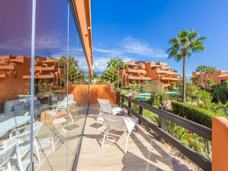GROUND-FLOOR APARTMENT WITH LARGE TERRACE AND TOURIST LICENSE NEAR THE SEA. Privileged location in a charming Mediterranean-style complex, just 200 m from the beach and only a 5-minute drive from Estepona and the vibrant Duquesa Marina, where you'll find 