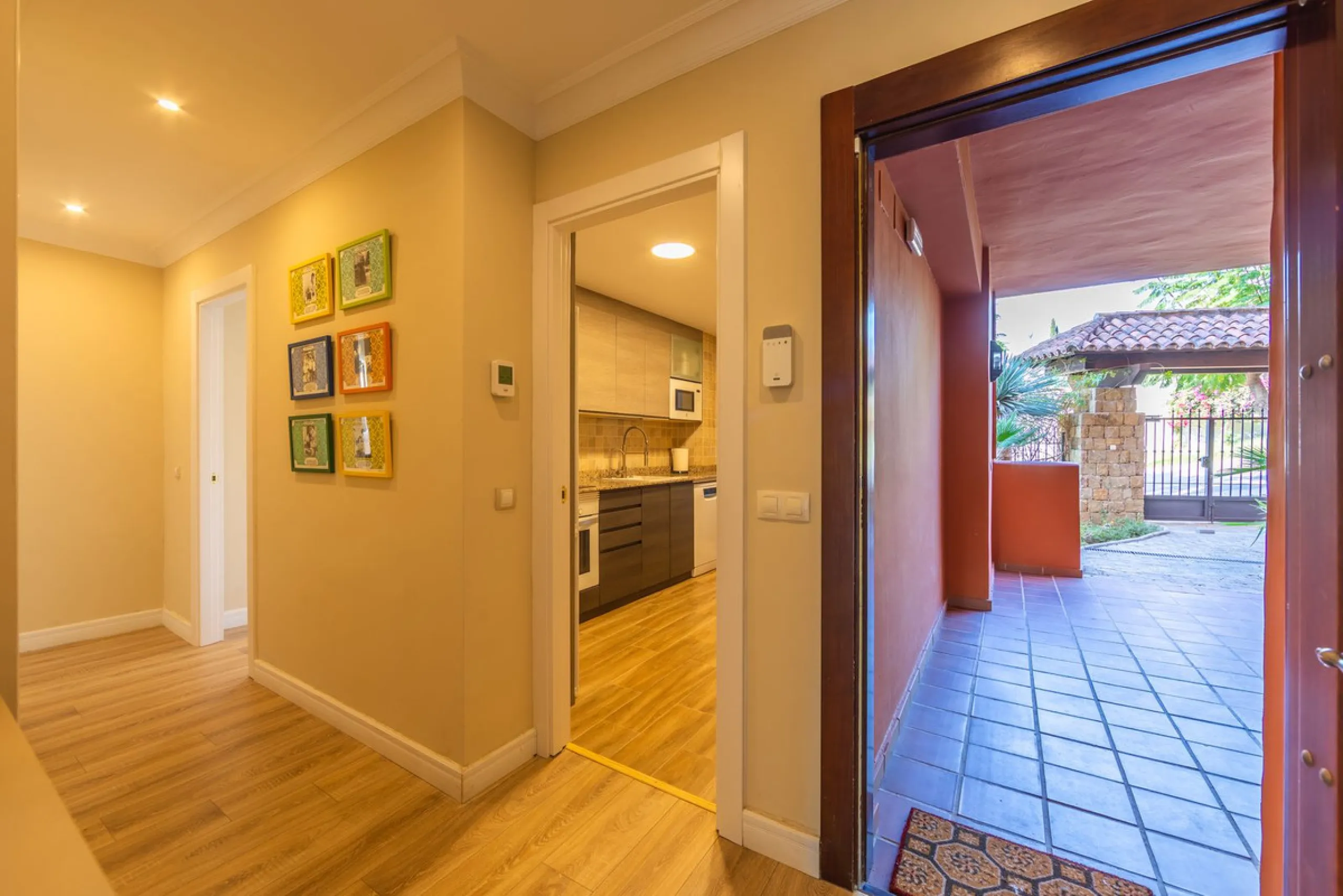 GROUND-FLOOR APARTMENT WITH LARGE TERRACE AND TOURIST LICENSE NEAR THE SEA. Privileged location in a charming Mediterranean-style complex, just 200 m from the beach and only a 5-minute drive from Estepona and the vibrant Duquesa Marina, where you'll find 