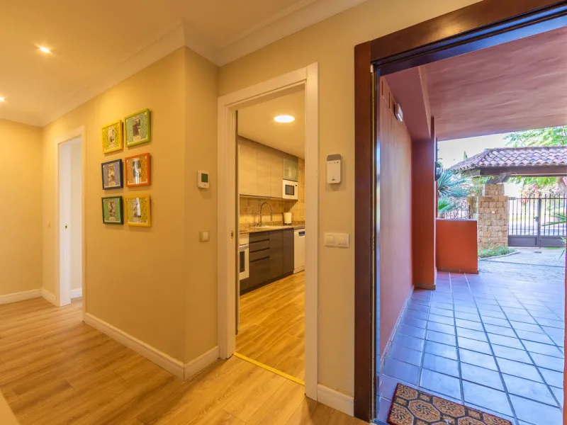GROUND-FLOOR APARTMENT WITH LARGE TERRACE AND TOURIST LICENSE NEAR THE SEA. Privileged location in a charming Mediterranean-style complex, just 200 m from the beach and only a 5-minute drive from Estepona and the vibrant Duquesa Marina, where you'll find 