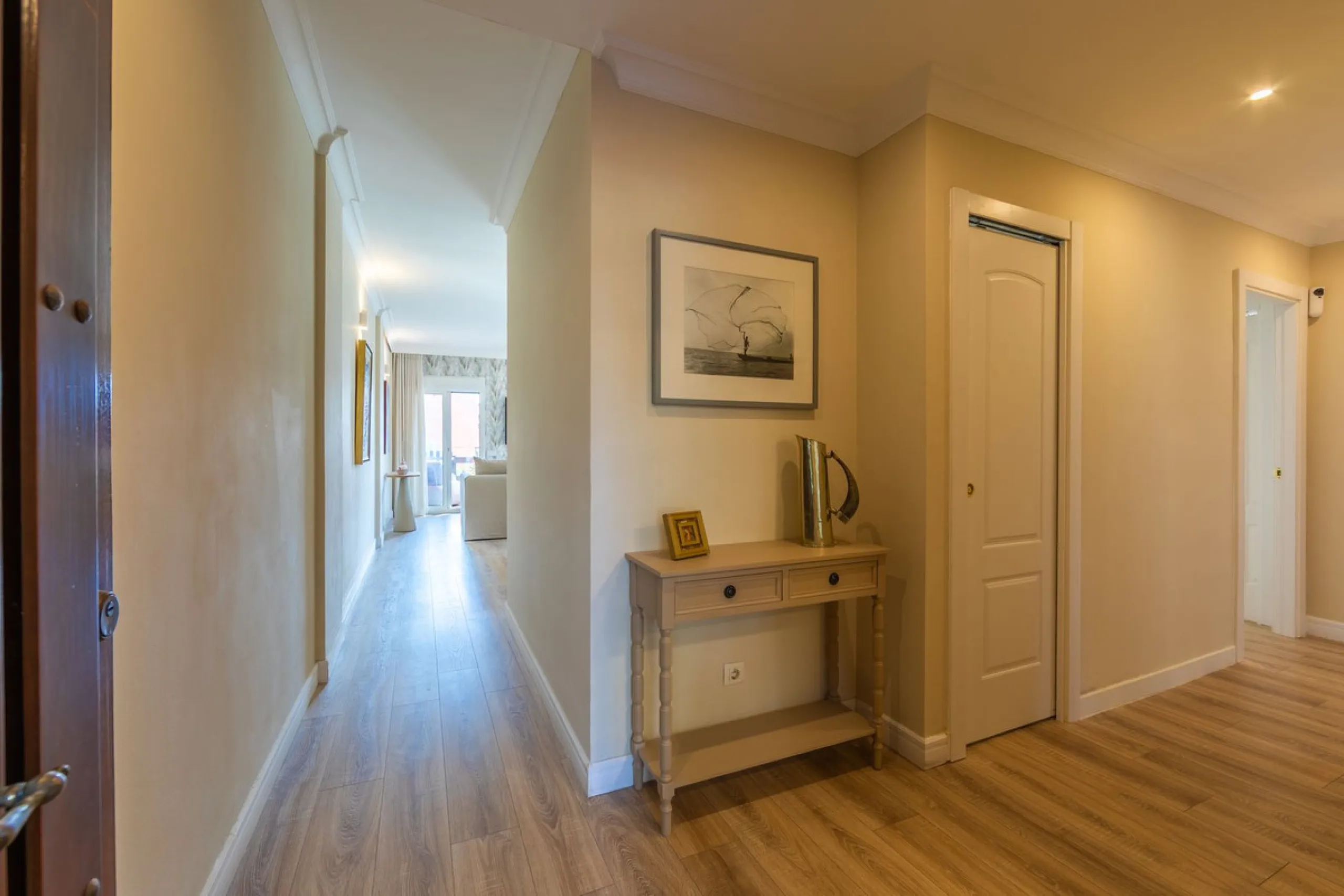 GROUND-FLOOR APARTMENT WITH LARGE TERRACE AND TOURIST LICENSE NEAR THE SEA. Privileged location in a charming Mediterranean-style complex, just 200 m from the beach and only a 5-minute drive from Estepona and the vibrant Duquesa Marina, where you'll find 