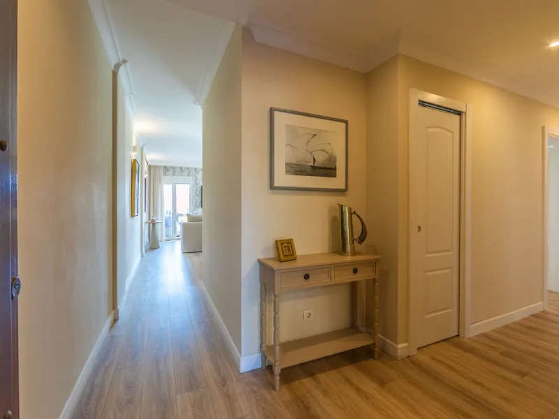 GROUND-FLOOR APARTMENT WITH LARGE TERRACE AND TOURIST LICENSE NEAR THE SEA. Privileged location in a charming Mediterranean-style complex, just 200 m from the beach and only a 5-minute drive from Estepona and the vibrant Duquesa Marina, where you'll find 