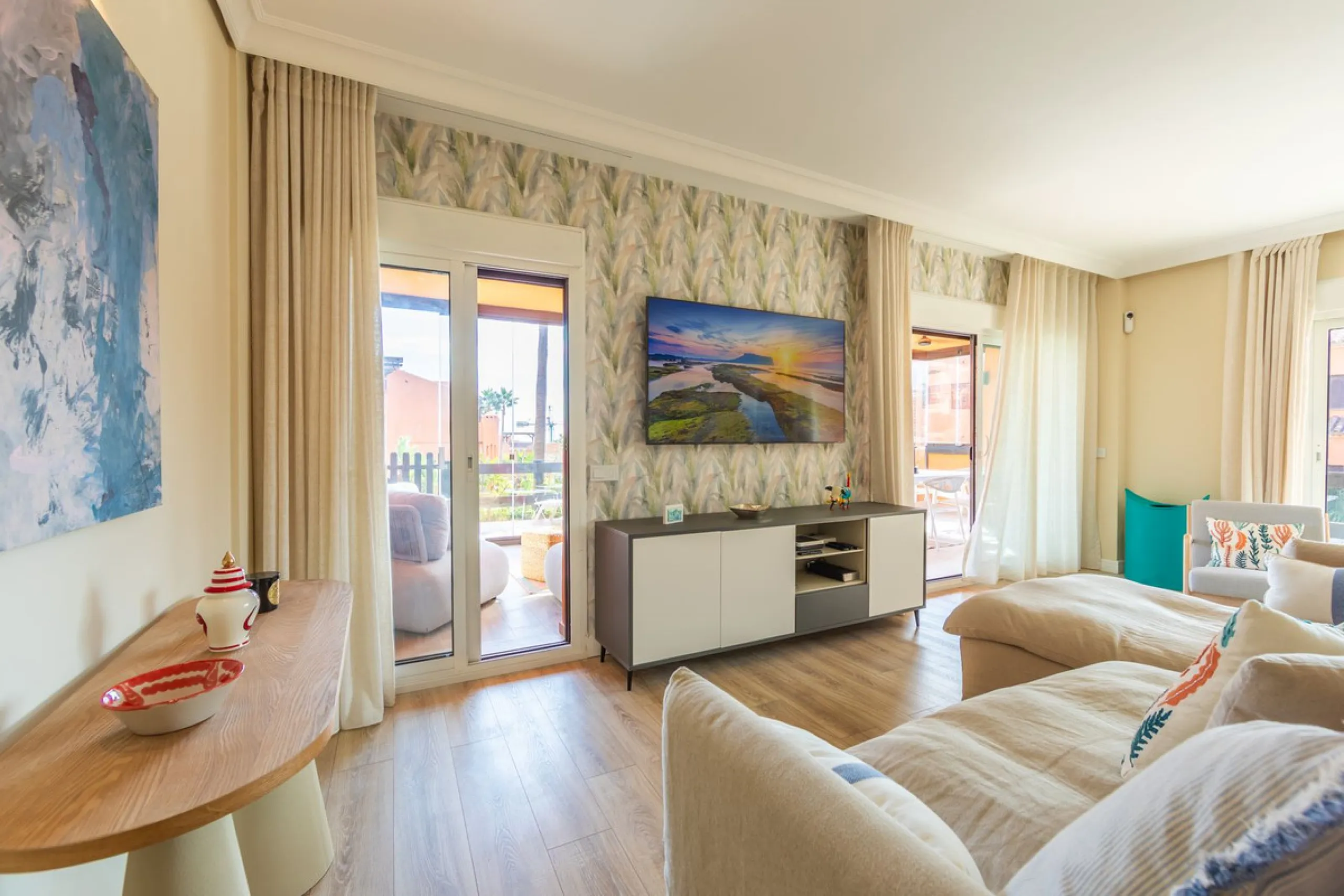 GROUND-FLOOR APARTMENT WITH LARGE TERRACE AND TOURIST LICENSE NEAR THE SEA. Privileged location in a charming Mediterranean-style complex, just 200 m from the beach and only a 5-minute drive from Estepona and the vibrant Duquesa Marina, where you'll find 