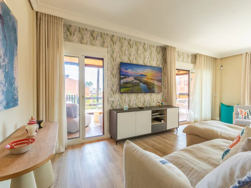 GROUND-FLOOR APARTMENT WITH LARGE TERRACE AND TOURIST LICENSE NEAR THE SEA. Privileged location in a charming Mediterranean-style complex, just 200 m from the beach and only a 5-minute drive from Estepona and the vibrant Duquesa Marina, where you'll find 
