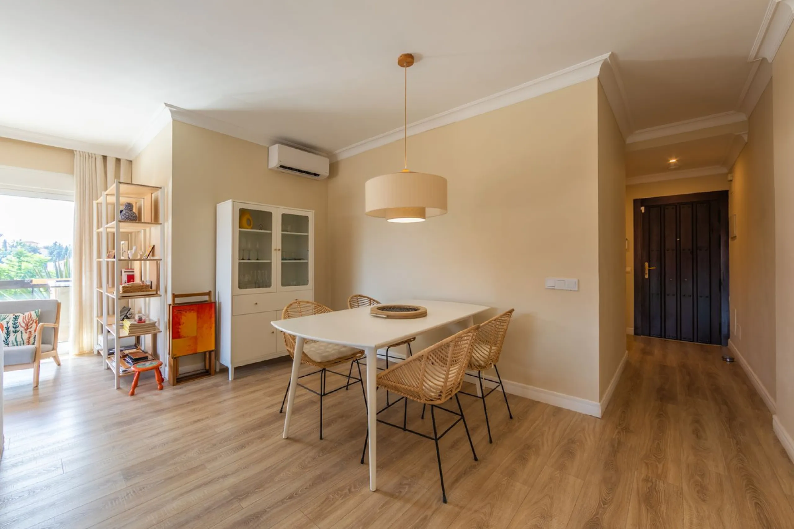 GROUND-FLOOR APARTMENT WITH LARGE TERRACE AND TOURIST LICENSE NEAR THE SEA. Privileged location in a charming Mediterranean-style complex, just 200 m from the beach and only a 5-minute drive from Estepona and the vibrant Duquesa Marina, where you'll find 