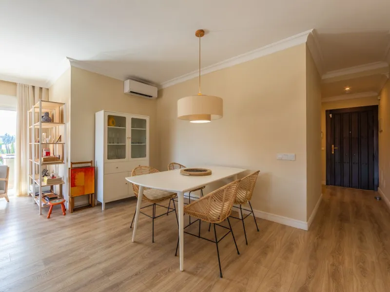GROUND-FLOOR APARTMENT WITH LARGE TERRACE AND TOURIST LICENSE NEAR THE SEA. Privileged location in a charming Mediterranean-style complex, just 200 m from the beach and only a 5-minute drive from Estepona and the vibrant Duquesa Marina, where you'll find 