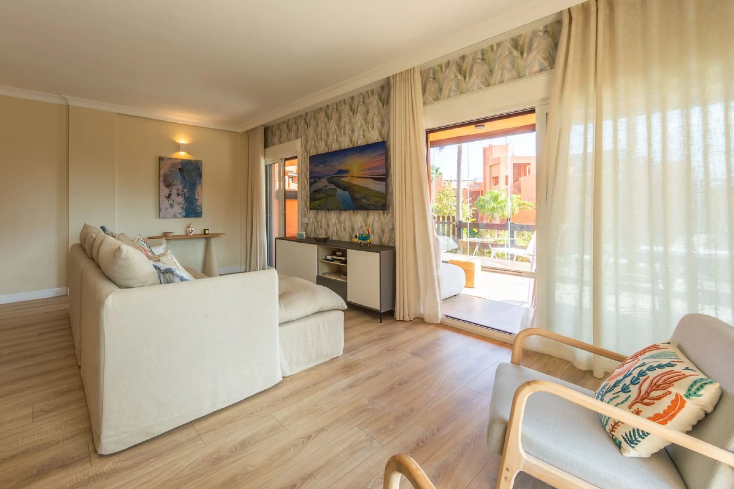 GROUND-FLOOR APARTMENT WITH LARGE TERRACE AND TOURIST LICENSE NEAR THE SEA. Privileged location in a charming Mediterranean-style complex, just 200 m from the beach and only a 5-minute drive from Estepona and the vibrant Duquesa Marina, where you'll find 