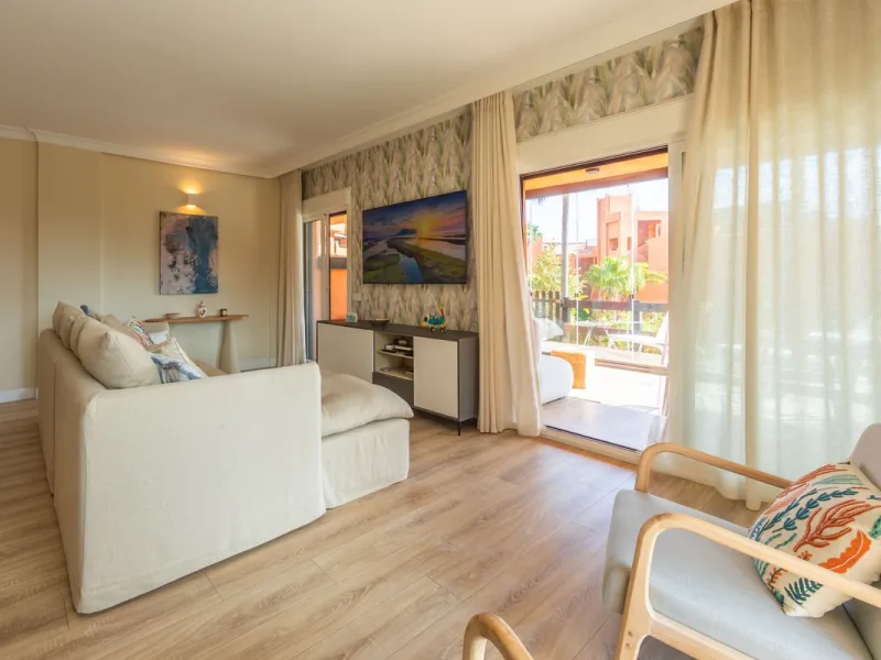GROUND-FLOOR APARTMENT WITH LARGE TERRACE AND TOURIST LICENSE NEAR THE SEA. Privileged location in a charming Mediterranean-style complex, just 200 m from the beach and only a 5-minute drive from Estepona and the vibrant Duquesa Marina, where you'll find 