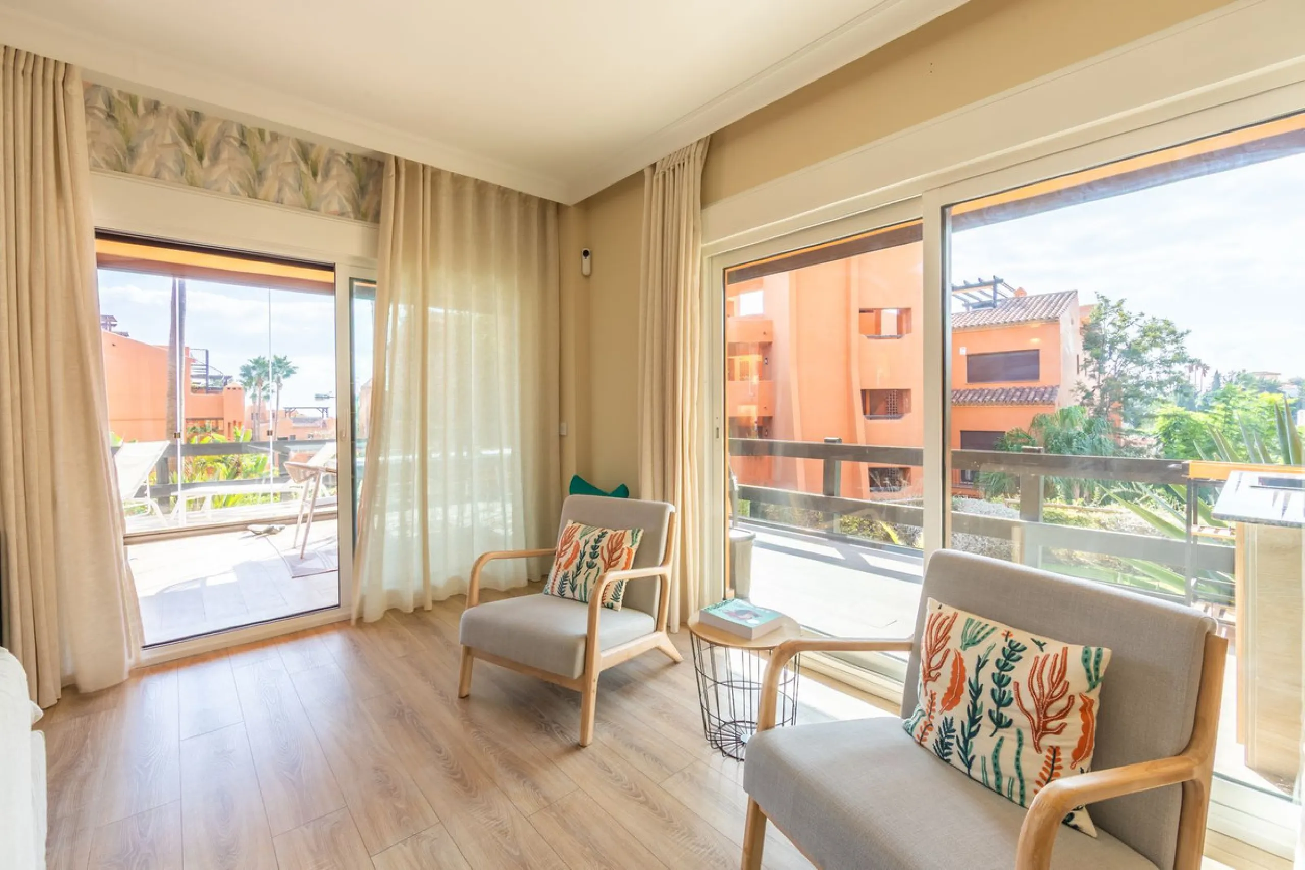 GROUND-FLOOR APARTMENT WITH LARGE TERRACE AND TOURIST LICENSE NEAR THE SEA. Privileged location in a charming Mediterranean-style complex, just 200 m from the beach and only a 5-minute drive from Estepona and the vibrant Duquesa Marina, where you'll find 