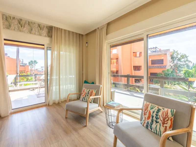 GROUND-FLOOR APARTMENT WITH LARGE TERRACE AND TOURIST LICENSE NEAR THE SEA. Privileged location in a charming Mediterranean-style complex, just 200 m from the beach and only a 5-minute drive from Estepona and the vibrant Duquesa Marina, where you'll find 