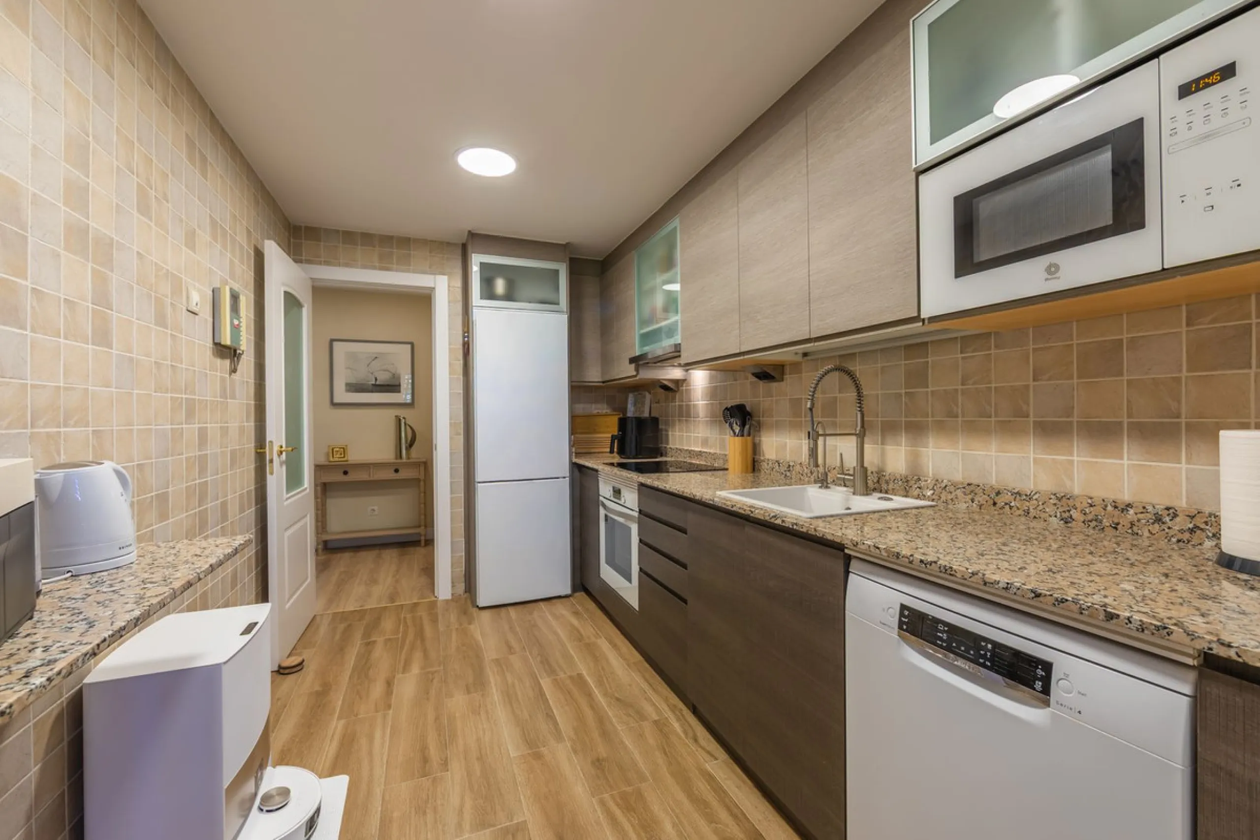 GROUND-FLOOR APARTMENT WITH LARGE TERRACE AND TOURIST LICENSE NEAR THE SEA. Privileged location in a charming Mediterranean-style complex, just 200 m from the beach and only a 5-minute drive from Estepona and the vibrant Duquesa Marina, where you'll find 