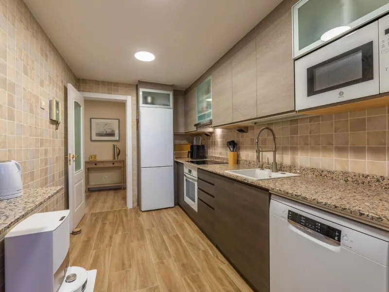 GROUND-FLOOR APARTMENT WITH LARGE TERRACE AND TOURIST LICENSE NEAR THE SEA. Privileged location in a charming Mediterranean-style complex, just 200 m from the beach and only a 5-minute drive from Estepona and the vibrant Duquesa Marina, where you'll find 