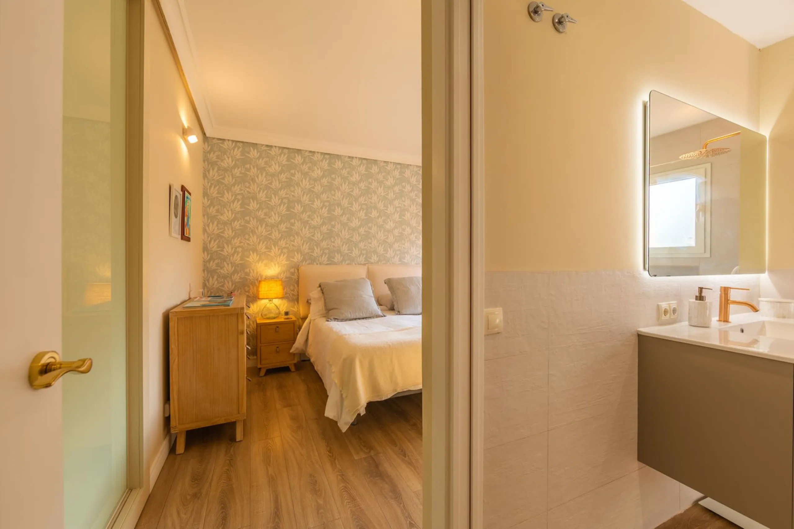 GROUND-FLOOR APARTMENT WITH LARGE TERRACE AND TOURIST LICENSE NEAR THE SEA. Privileged location in a charming Mediterranean-style complex, just 200 m from the beach and only a 5-minute drive from Estepona and the vibrant Duquesa Marina, where you'll find 