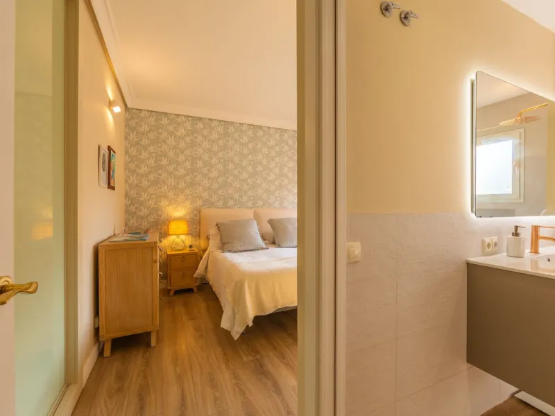 GROUND-FLOOR APARTMENT WITH LARGE TERRACE AND TOURIST LICENSE NEAR THE SEA. Privileged location in a charming Mediterranean-style complex, just 200 m from the beach and only a 5-minute drive from Estepona and the vibrant Duquesa Marina, where you'll find 