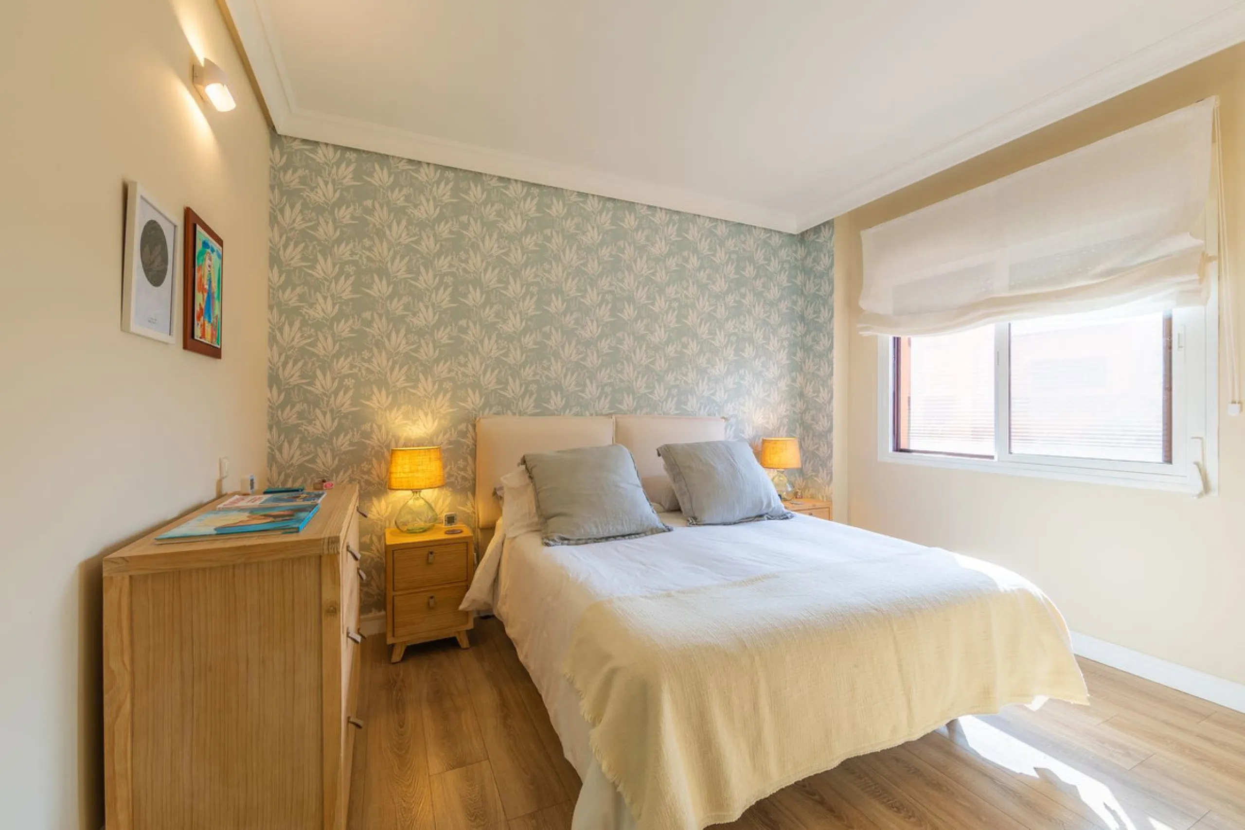 GROUND-FLOOR APARTMENT WITH LARGE TERRACE AND TOURIST LICENSE NEAR THE SEA. Privileged location in a charming Mediterranean-style complex, just 200 m from the beach and only a 5-minute drive from Estepona and the vibrant Duquesa Marina, where you'll find 