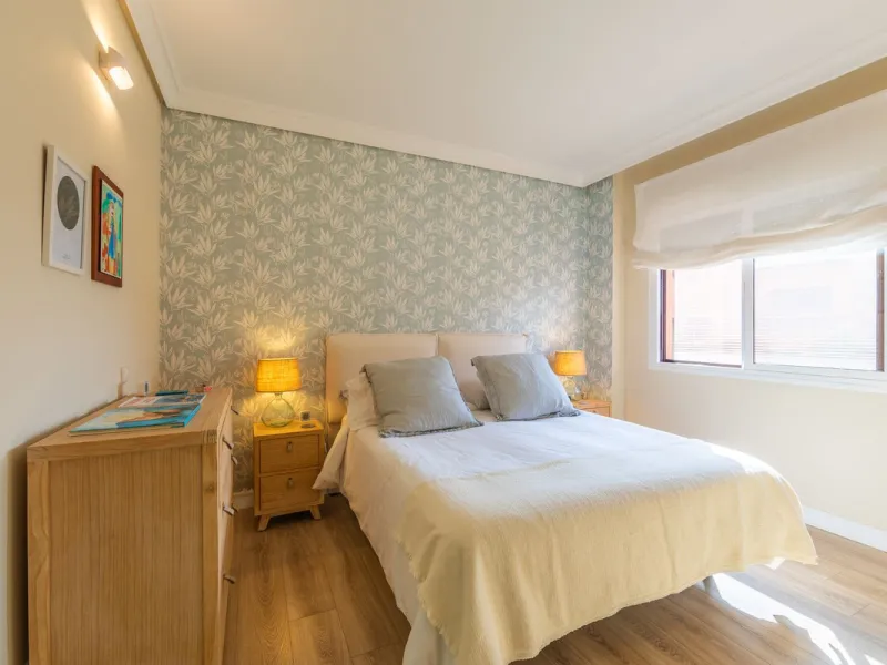 GROUND-FLOOR APARTMENT WITH LARGE TERRACE AND TOURIST LICENSE NEAR THE SEA. Privileged location in a charming Mediterranean-style complex, just 200 m from the beach and only a 5-minute drive from Estepona and the vibrant Duquesa Marina, where you'll find 