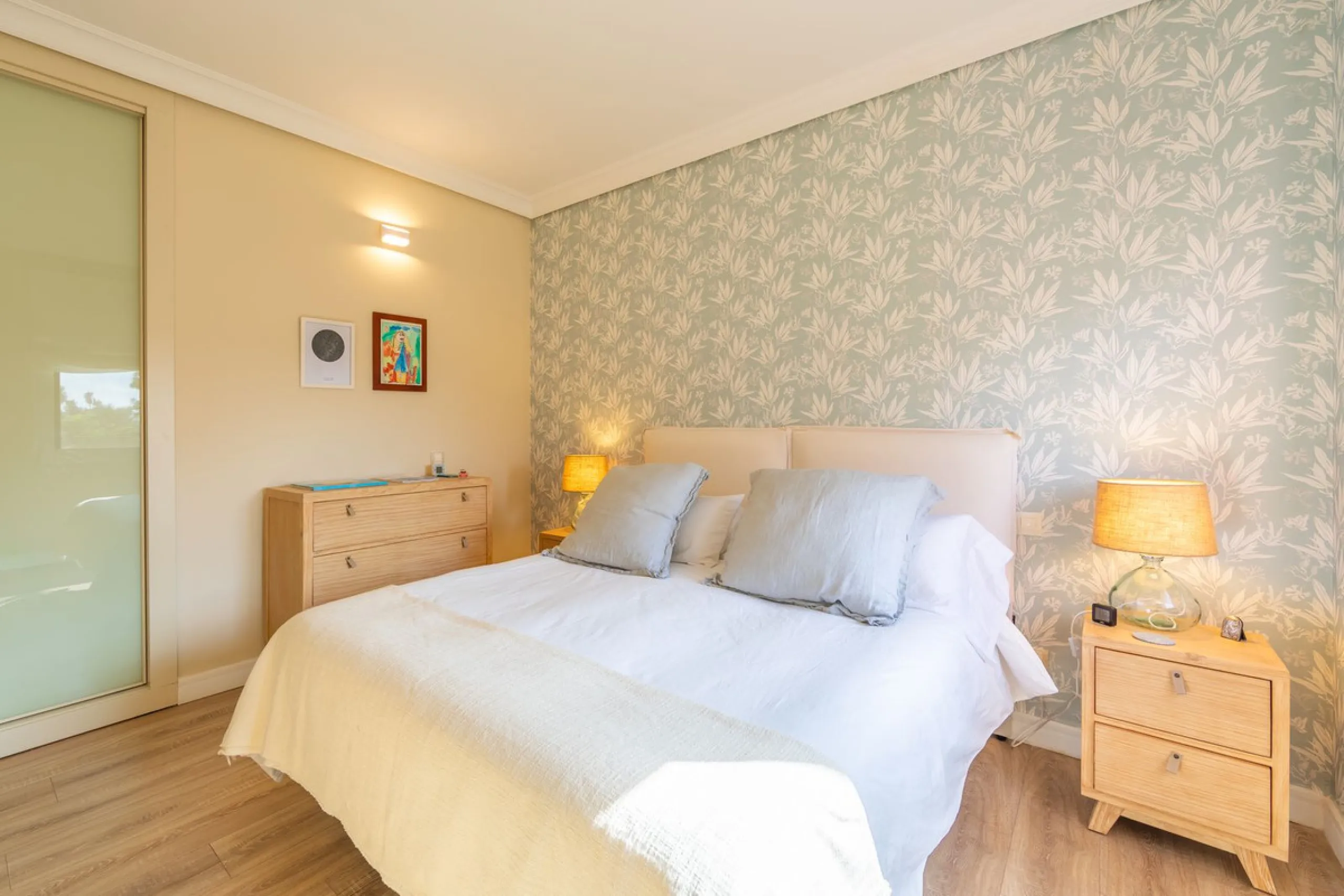 GROUND-FLOOR APARTMENT WITH LARGE TERRACE AND TOURIST LICENSE NEAR THE SEA. Privileged location in a charming Mediterranean-style complex, just 200 m from the beach and only a 5-minute drive from Estepona and the vibrant Duquesa Marina, where you'll find 