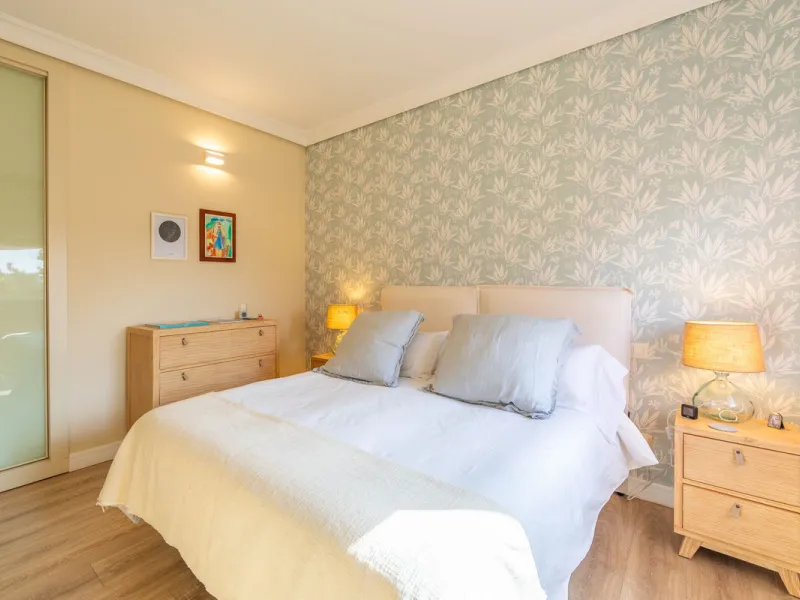 GROUND-FLOOR APARTMENT WITH LARGE TERRACE AND TOURIST LICENSE NEAR THE SEA. Privileged location in a charming Mediterranean-style complex, just 200 m from the beach and only a 5-minute drive from Estepona and the vibrant Duquesa Marina, where you'll find 