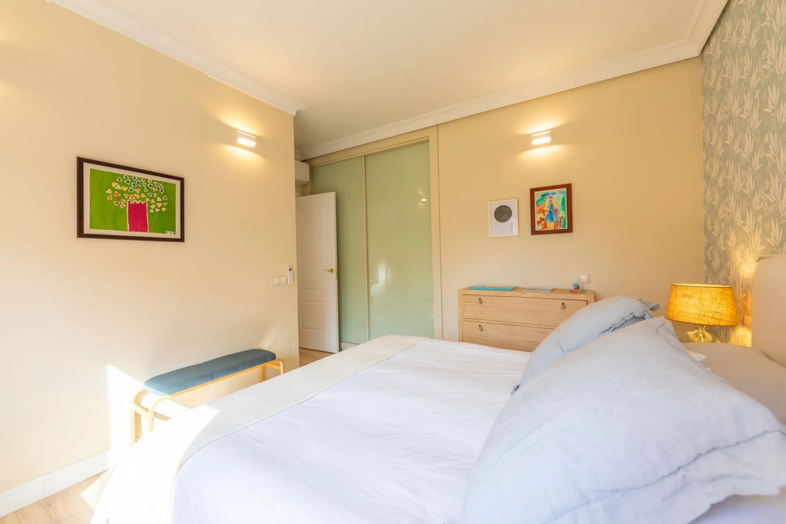 GROUND-FLOOR APARTMENT WITH LARGE TERRACE AND TOURIST LICENSE NEAR THE SEA. Privileged location in a charming Mediterranean-style complex, just 200 m from the beach and only a 5-minute drive from Estepona and the vibrant Duquesa Marina, where you'll find 