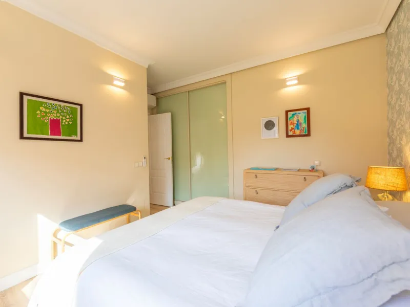 GROUND-FLOOR APARTMENT WITH LARGE TERRACE AND TOURIST LICENSE NEAR THE SEA. Privileged location in a charming Mediterranean-style complex, just 200 m from the beach and only a 5-minute drive from Estepona and the vibrant Duquesa Marina, where you'll find 