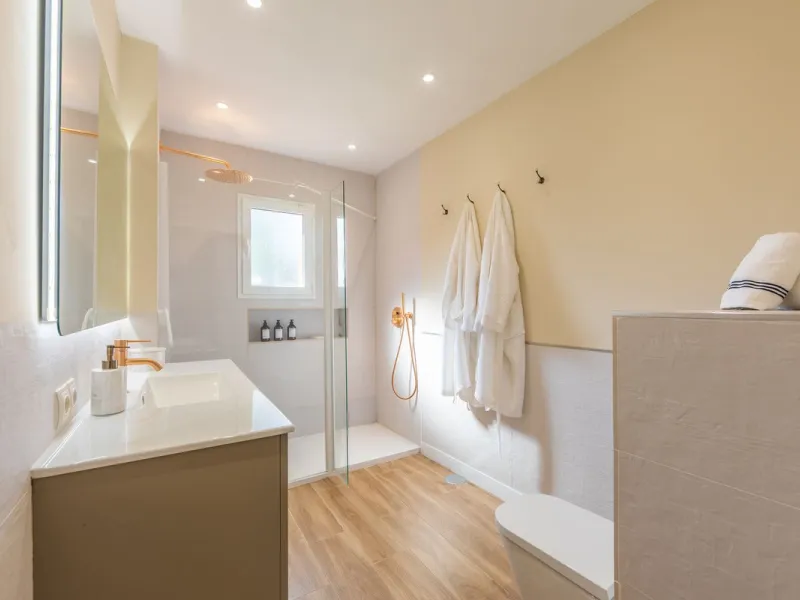 GROUND-FLOOR APARTMENT WITH LARGE TERRACE AND TOURIST LICENSE NEAR THE SEA. Privileged location in a charming Mediterranean-style complex, just 200 m from the beach and only a 5-minute drive from Estepona and the vibrant Duquesa Marina, where you'll find 