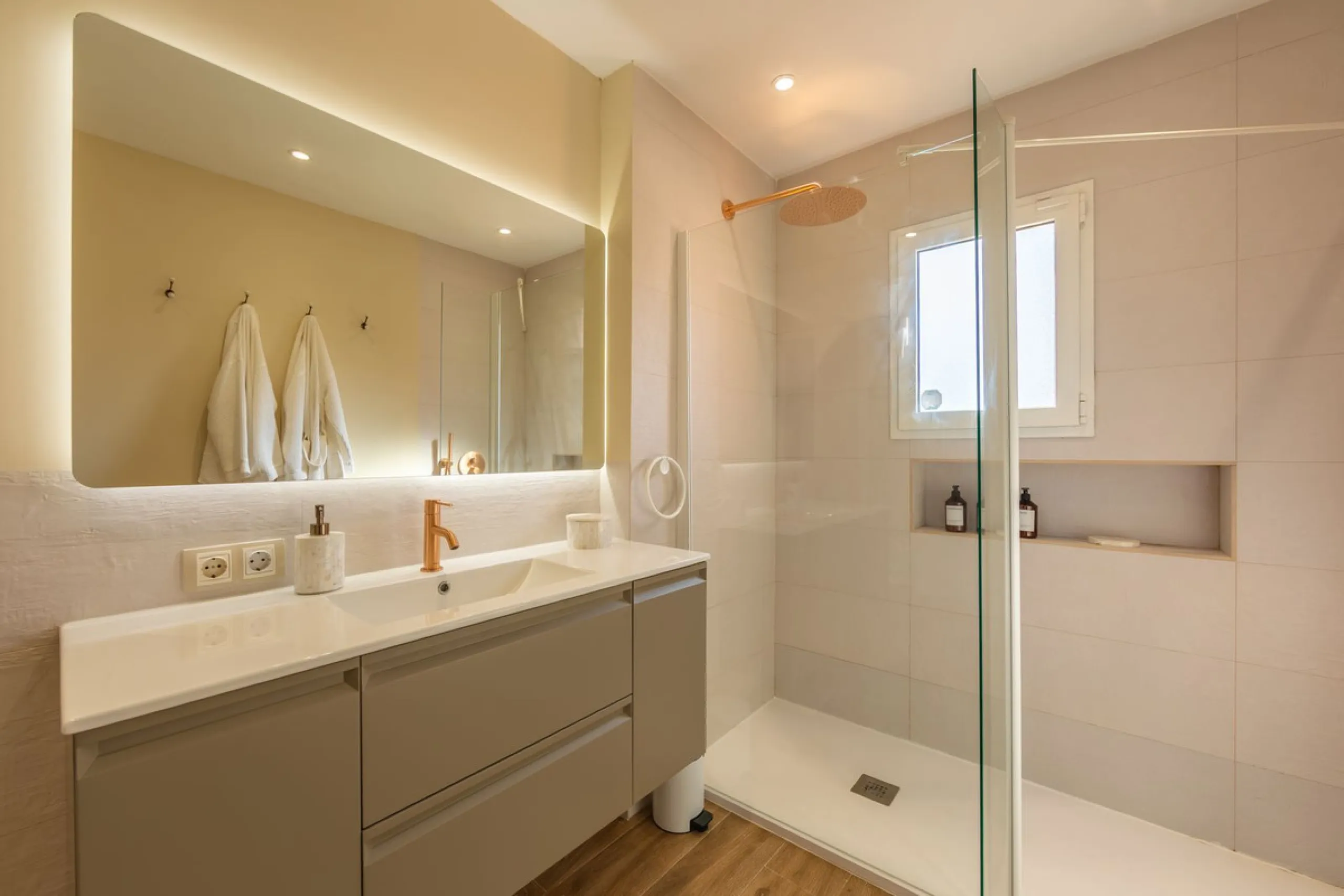 GROUND-FLOOR APARTMENT WITH LARGE TERRACE AND TOURIST LICENSE NEAR THE SEA. Privileged location in a charming Mediterranean-style complex, just 200 m from the beach and only a 5-minute drive from Estepona and the vibrant Duquesa Marina, where you'll find 