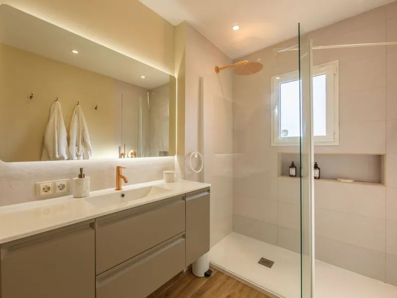 GROUND-FLOOR APARTMENT WITH LARGE TERRACE AND TOURIST LICENSE NEAR THE SEA. Privileged location in a charming Mediterranean-style complex, just 200 m from the beach and only a 5-minute drive from Estepona and the vibrant Duquesa Marina, where you'll find 