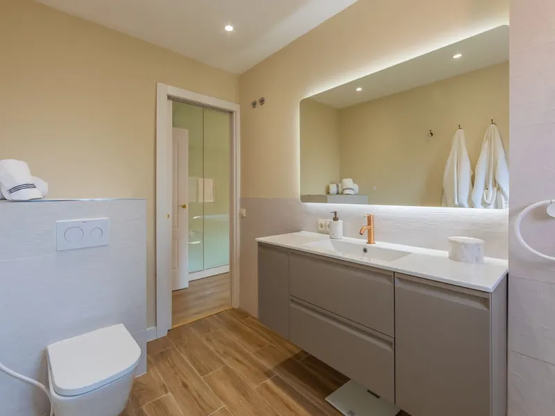 GROUND-FLOOR APARTMENT WITH LARGE TERRACE AND TOURIST LICENSE NEAR THE SEA. Privileged location in a charming Mediterranean-style complex, just 200 m from the beach and only a 5-minute drive from Estepona and the vibrant Duquesa Marina, where you'll find 