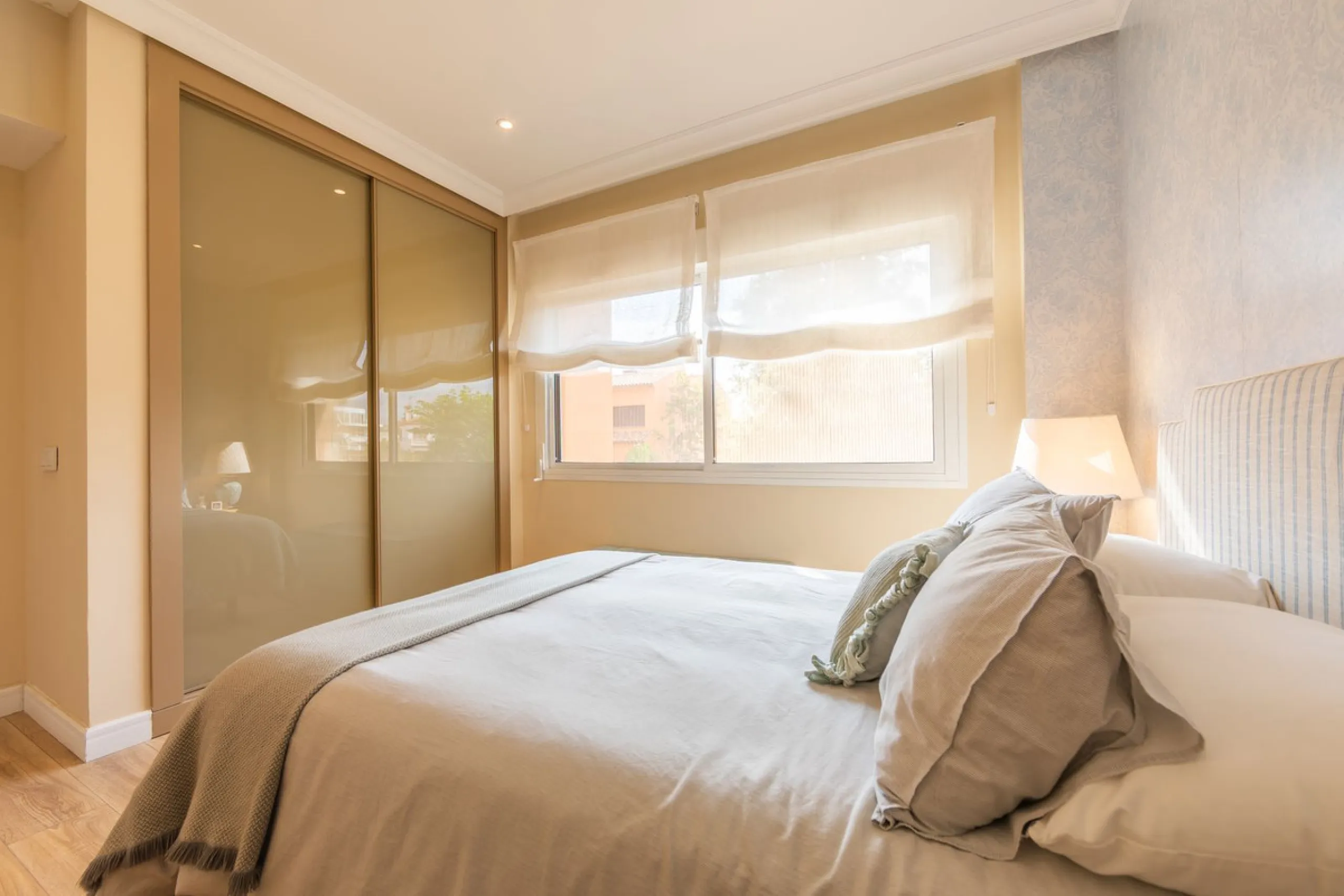 GROUND-FLOOR APARTMENT WITH LARGE TERRACE AND TOURIST LICENSE NEAR THE SEA. Privileged location in a charming Mediterranean-style complex, just 200 m from the beach and only a 5-minute drive from Estepona and the vibrant Duquesa Marina, where you'll find 
