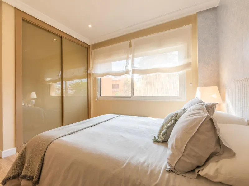 GROUND-FLOOR APARTMENT WITH LARGE TERRACE AND TOURIST LICENSE NEAR THE SEA. Privileged location in a charming Mediterranean-style complex, just 200 m from the beach and only a 5-minute drive from Estepona and the vibrant Duquesa Marina, where you'll find 