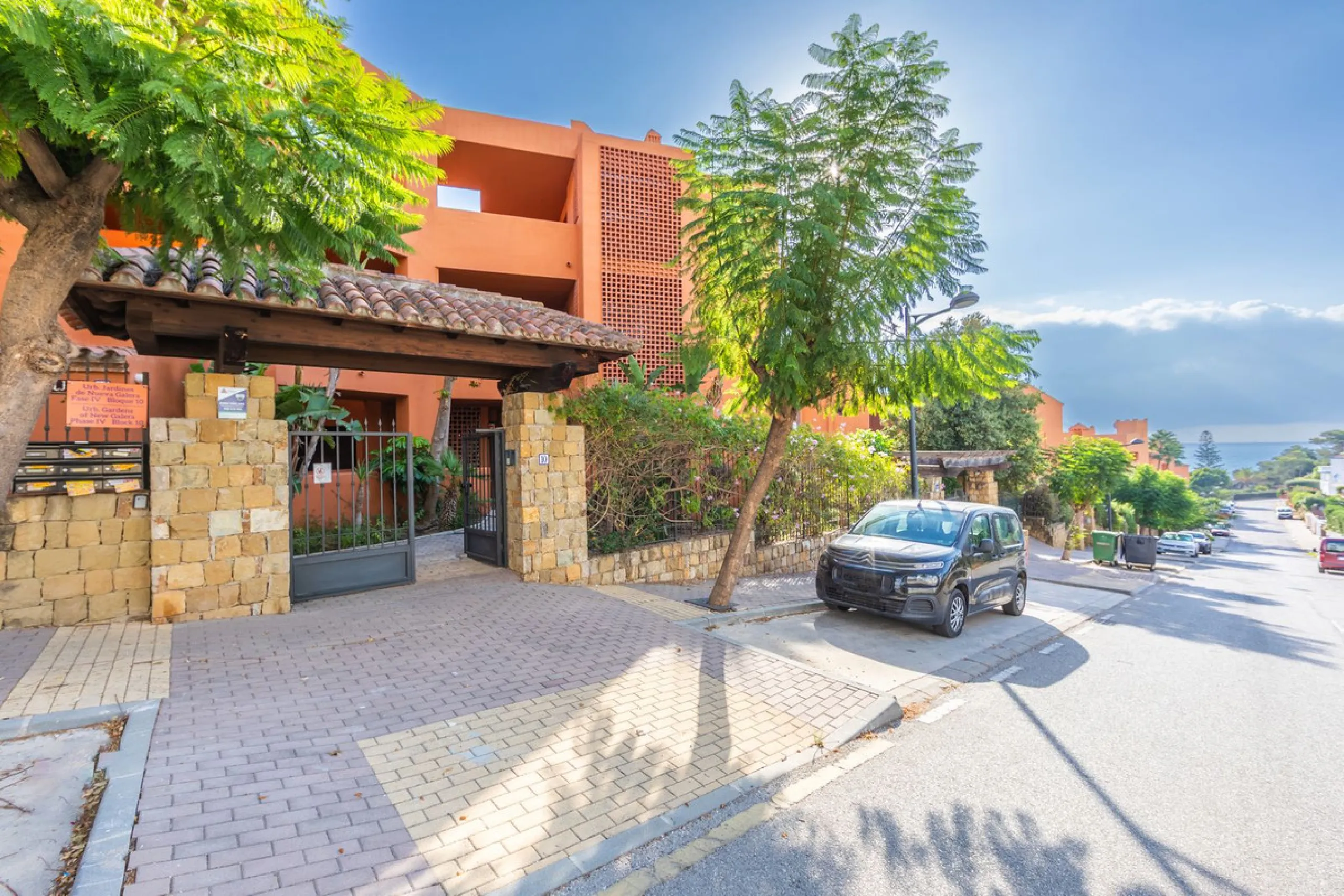 GROUND-FLOOR APARTMENT WITH LARGE TERRACE AND TOURIST LICENSE NEAR THE SEA. Privileged location in a charming Mediterranean-style complex, just 200 m from the beach and only a 5-minute drive from Estepona and the vibrant Duquesa Marina, where you'll find 